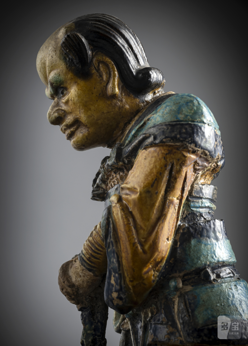 A 'fahua' ceramic figure of a lokapala leaning on a club - 图3